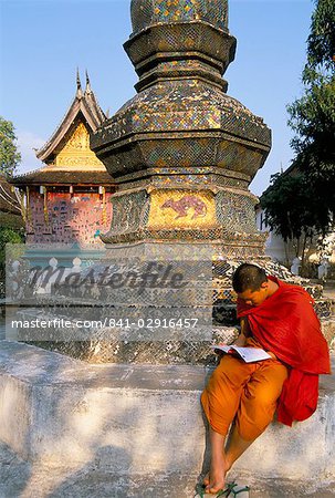 Buddhistischer Mönch, ein Buch zu lesen, Wat Xieng Thong, Luang Prabang, Laos, Indochina, Südostasien, Asien