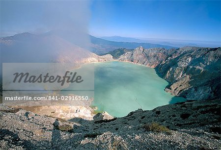 Fumer gonflées du volcan évent, lac de soufre, Kawah Ijen, Plateau de l'Ijen, l'île de Java, en Indonésie, Asie du sud-est, Asie