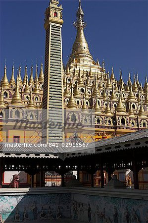 Piscine tortue décoré (Laik-kan), Thanboddhay Paya, construite entre 1939 et 1952 par Moehnyin Sayadaw de stuc et censée contenir plus d'un demi-million images de Bouddha, Monywa, Myanmar (Birmanie), la Division de Sagaing, Asie