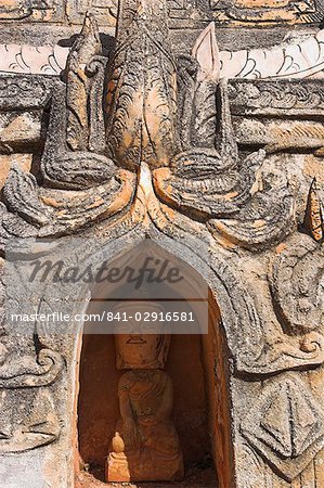 Antique statue de Bouddha dans le créneau inférieur stupa, Kakku ruines bouddhiques, censée contenir plus de deux mille briques et stupas de latérite, légende maintient que les premières stûpas furent érigés au XIIe siècle par Alaungsithu, roi de Bagan (Pagan), l'État Shan, au Myanmar (Birmanie), Asie