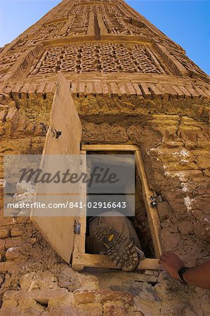 Klettern in das Minarett von einem Fenster, Jahrhundert Minarett von Jam, UNESCO-Weltkulturerbe, Ghor (Ghur) (Ghowr) touristischen Provinz, Afghanistan, Asien