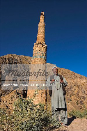 Afghani Mann vor Jahrhundert Minarett von Jam, UNESCO-Weltkulturerbe, Ghor (Ghur, Ghowr) Provinz, Afghanistan, Asien