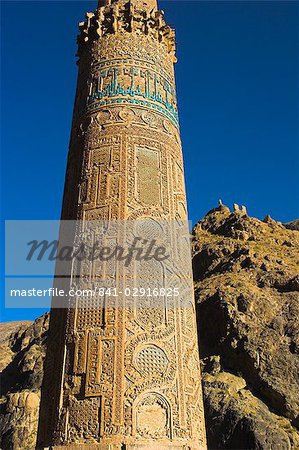 Détail du XIIe siècle Minaret de Djam, y compris inscription coufique en carreaux de faïence turquoise, Quasr Zarafshan en arrière-plan, patrimoine mondial UNESCO, Ghor (Ghor, Ghowr) Province, Afghanistan, Asie