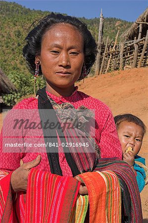 Lady Ann et bébé avec des textiles dans le village de Ann, Kengtung (Kyaing Tong), état de Shan, au Myanmar (Birmanie), Asie