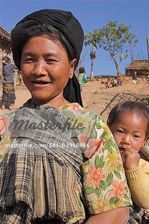 Ann Dame und Baby im Dorf Ann Kengtung (Kyaing Tong), Shan-Staat in Myanmar (Birma), Asien