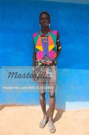 Tsemay homme en vêtements colorés à l'hebdomadaire marché, clé Afir, basse vallée de l'Omo, Ethiopie, Afrique