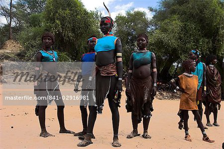 Frauen singen und tanzen vor dem Stier springen, Hamer springen der Bulls Einleitung Zeremonie, Turmi, unteren Omo-Tal, Äthiopien, Afrika