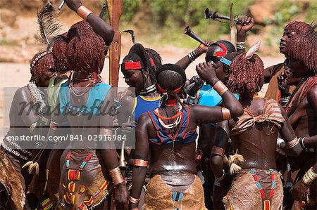 Frauen singen und tanzen vor dem Stier springen, Hamer springen der Bulls Einleitung Zeremonie, Turmi, unteren Omo-Tal, Äthiopien, Afrika