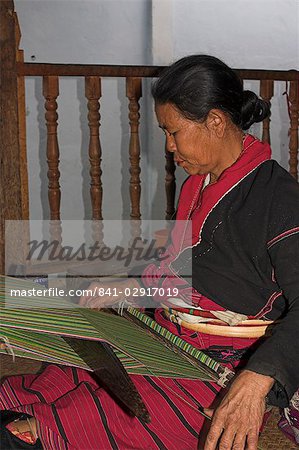 Paulaung lady weaving on balcony of her house, Wan Pauk village (Paulaung tribe), Kengtung (Kyaing Tong), Shan state, Myanmar (Burma), Asia