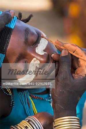 Maquillage avec un mélange d'argile, des huiles et des plantes des pigments en vue de la Hamer (Hamar) sauter des taureaux initiation cérémonie, Turmi, basse vallée de l'Omo, Ethiopie, Afrique
