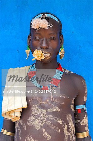 Tsemay homme à la fleur en bouche à hebdomadaire marché, clé Afir, basse vallée de l'Omo, Ethiopie, Afrique