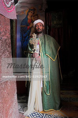 Prêtre avec croix, Bet Meskel, une chapelle excavée dans la paroi nord de la Cour de Bet Mariam, Lalibela, Ethiopie, Afrique