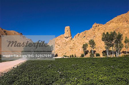 Tour de guet dans les ruines qui étaient autrefois le site d'un standing tall Bouddha dans une niche, vallée de Kakrak, Bamiyan, Afghanistan, Asie