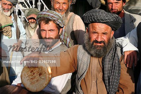 Lokale Mann hält Brot zu verkaufen, Maimana, Provinz Faryab, Afghanistan, Asien