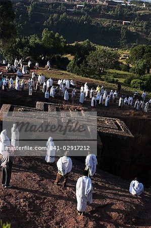 Pèlerins porte traditonal gabi (châle blanc) au festival à rupestres monolithique église de Ghiorghis (de Saint-Georges), en forme de toit comme une croix grecque, Lalibela, patrimoine mondial de l'UNESCO, Ethiopie, Afrique