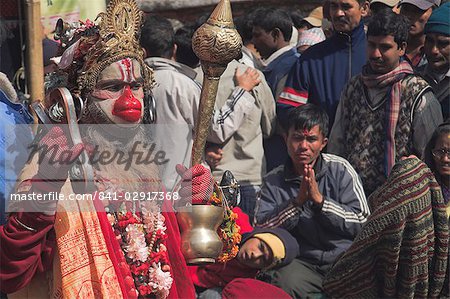 Homme déguisé de Hanuman, le singe hindou Dieu, amuse les gens à Shivaratri festival, Temple de Pashupatinath, Katmandou, Népal, Asie