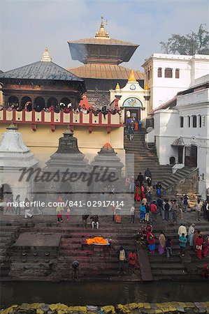 Cérémonie de crémation sur les rives de la rivière Bagmati Shivaratri Festival, Temple de Pashupatinath, patrimoine mondial de l'UNESCO, Katmandou, Népal, Asie