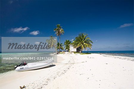 Schlauchboot am Strand, Seide Caye, Belize, Mittelamerika