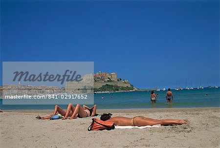 Touristes à Bronzer Sur La Plage Près De Calvi Région De La