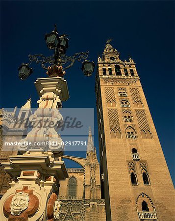 Lampes décoratives et la Giralda à tour dans la ville de Séville, Andalousie, Espagne, Europe Lampes décoratives et la Giralda à tour dans la ville de Séville, Andalousie, Espagne, Europe