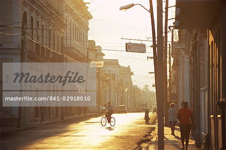 Straßenszene in der Morgendämmerung, Cienfuegos, Cuba, Karibik, Mittelamerika