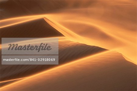 Sand weht auf dem Kamm der Düne in Erg Chebbi, Sahara-Wüste, in der Nähe von Merzouga, Marokko, Nordafrika, Afrika