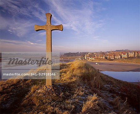 Vue de Church Hill dans l'ensemble de l'estuaire de l'Aln à Alnmouth baigné dans la lumière chaude des après-midi d'hiver, Alnmouth, Alnwick, Northumberland, Angleterre, Royaume-Uni, Europe