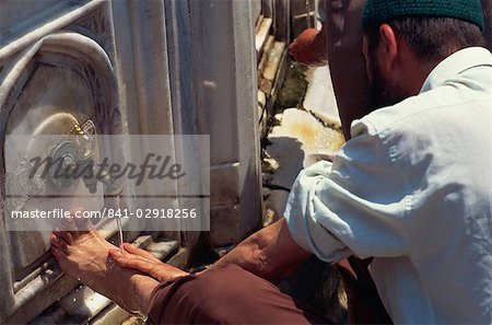 Washing before prayers, Edirne, Anatolia, Turkey, Asia Minor, Eurasia
