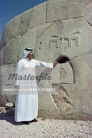 Porträt eines Mannes in traditioneller Kleidung am Grab Umm al Nar aus etwa 2500 v. Chr., Al Ain, in der Nähe von Abu Dhabi, U.A.E., Naher Osten