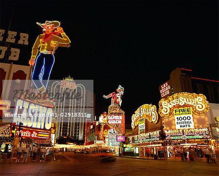 Leuchtreklame nachts auf einer Straße in Las Vegas, Nevada, Vereinigte Staaten von Amerika, Nordamerika