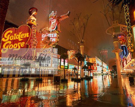 Nacht Reflexionen auf nasser Straße der Leuchtreklame an der Fremont Street in Las Vegas, Nevada, Vereinigte Staaten von Amerika, Nordamerika