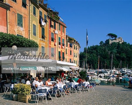 Un café de trottoir sur le front de mer à Portofino, Ligurie, Italie, Europe