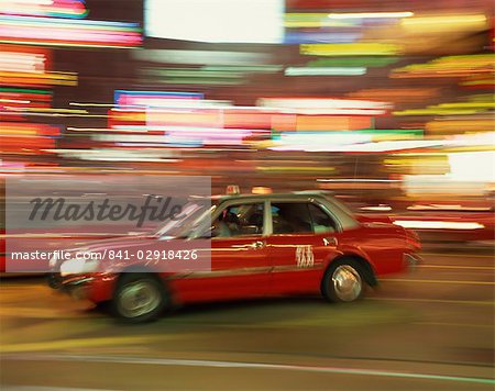 Taxi rouge conduite à vitesse de nuit à Causeway Bay, Hong Kong, Chine, Asie