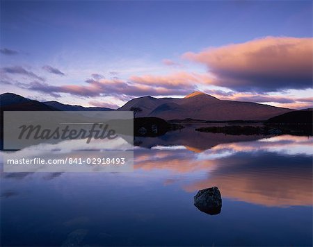 Réflexions dans le Loch Achlaise des nuages et des collines sombres de Rannoch Moor, dans la région Highland d'Ecosse, Royaume-Uni, Europe