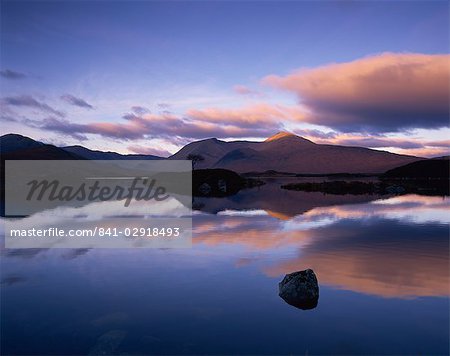 Reflexionen in Loch Achlaise Wolken und dark Hills of Rannoch Moor in der Region Highlands in Schottland, Vereinigtes Königreich, Europa