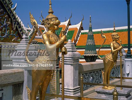 Gardiens de la porte d'entrée dans le Grand Palais à Bangkok, Thaïlande, Asie du sud-est, Asie