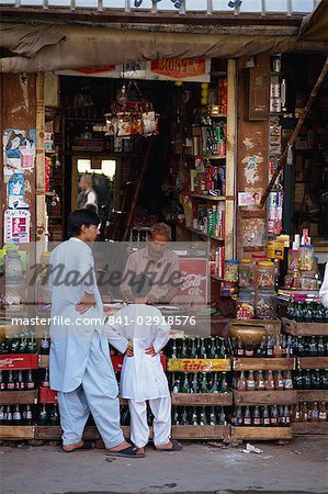 Deux garçons dans une échoppe, boissons à Abbottabad, au Pakistan, Asie