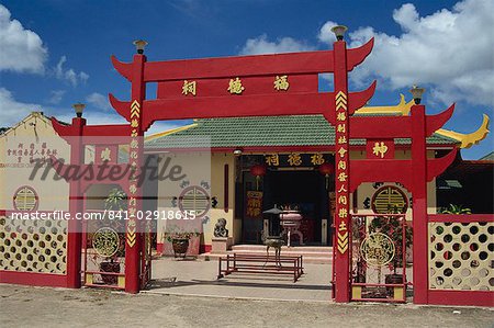 Red gateway to the Chinese Temple at Limbang in Sarawak, on the island of Borneo, Malaysia, Southeast Asia, Asia