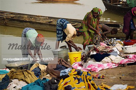 Women washing clothes on the banks of the River Niger, Mali, West Africa, Africa