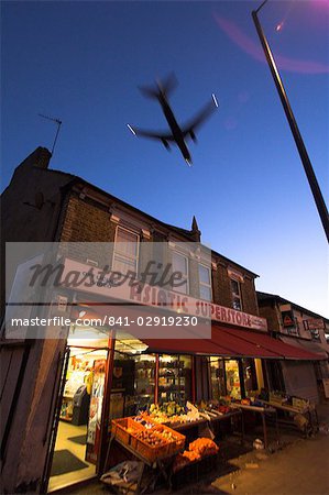 Avion au-dessus de boutique, Hounslow, Greater London, Angleterre, Royaume-Uni, Europe