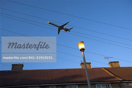 Avion au-dessus des maisons, Hounslow, Greater London, Angleterre, Royaume-Uni, Europe