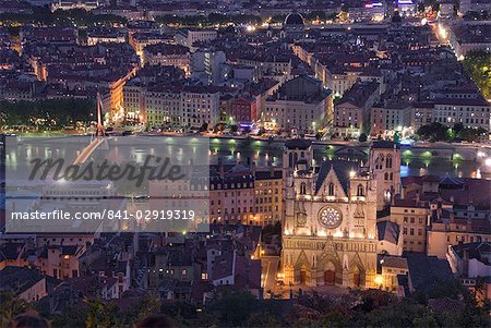 Paysage urbain, rivière Saone et Cathédrale Saint-Jean dans la nuit, Lyon (Lyon), Rhône, France, Europe