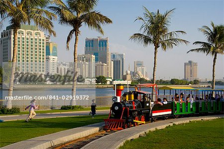 Im Nahen Osten Park und Sharjah Creek Skyline, Sharjah, Vereinigte Arabische Emirate, Zug