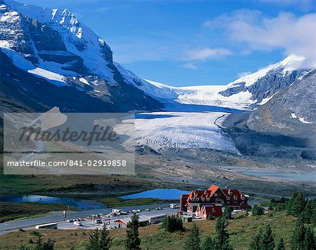 Am Straßenrand Gebäude in den Schatten gestellt durch den Athabasca Gletscher in Jasper Nationalpark, UNESCO World Heritage Site, Alberta, Kanada, Nordamerika