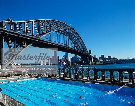 Schwimmbad unter der Sydney Harbour Bridge in Sydney, New South Wales, Australien, Pazifik