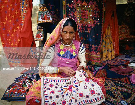 Femme faisant broder, Inde, Asie