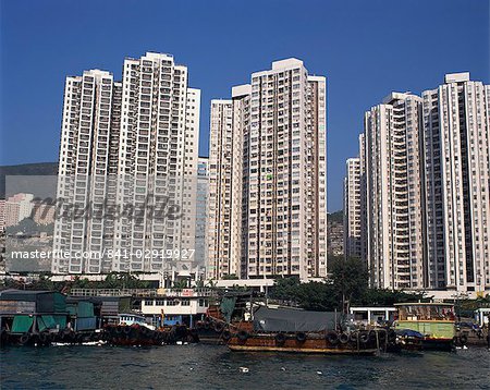 Boote in den Hafen und das neue Hochhaus Wohnblocks für Menschen, die lebten in Sampans, bei Aberdeen, Hong Kong, China, Asien