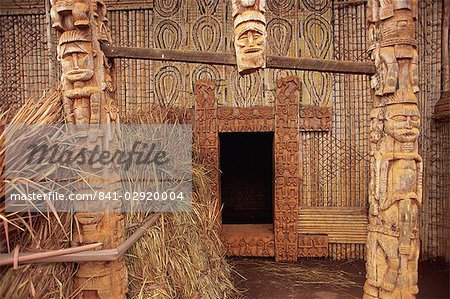Porte sculptée, Chefferie Bandjoun, Cameroun, Afrique de l'Ouest, Afrique Porte sculptée, Chefferie Bandjoun, Cameroun, Afrique de l'Ouest, Afrique