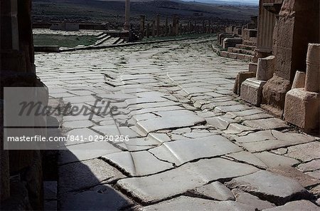 Streitwagen Rad Furchen durch das Westtor, römische Website von Timgad, UNESCO Weltkulturerbe, Algerien, Nordafrika, Afrika