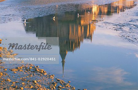 Reflet dans l'eau tôt le matin du Mont St. Michel, patrimoine mondial UNESCO, Manche, Normandie, France, Europe